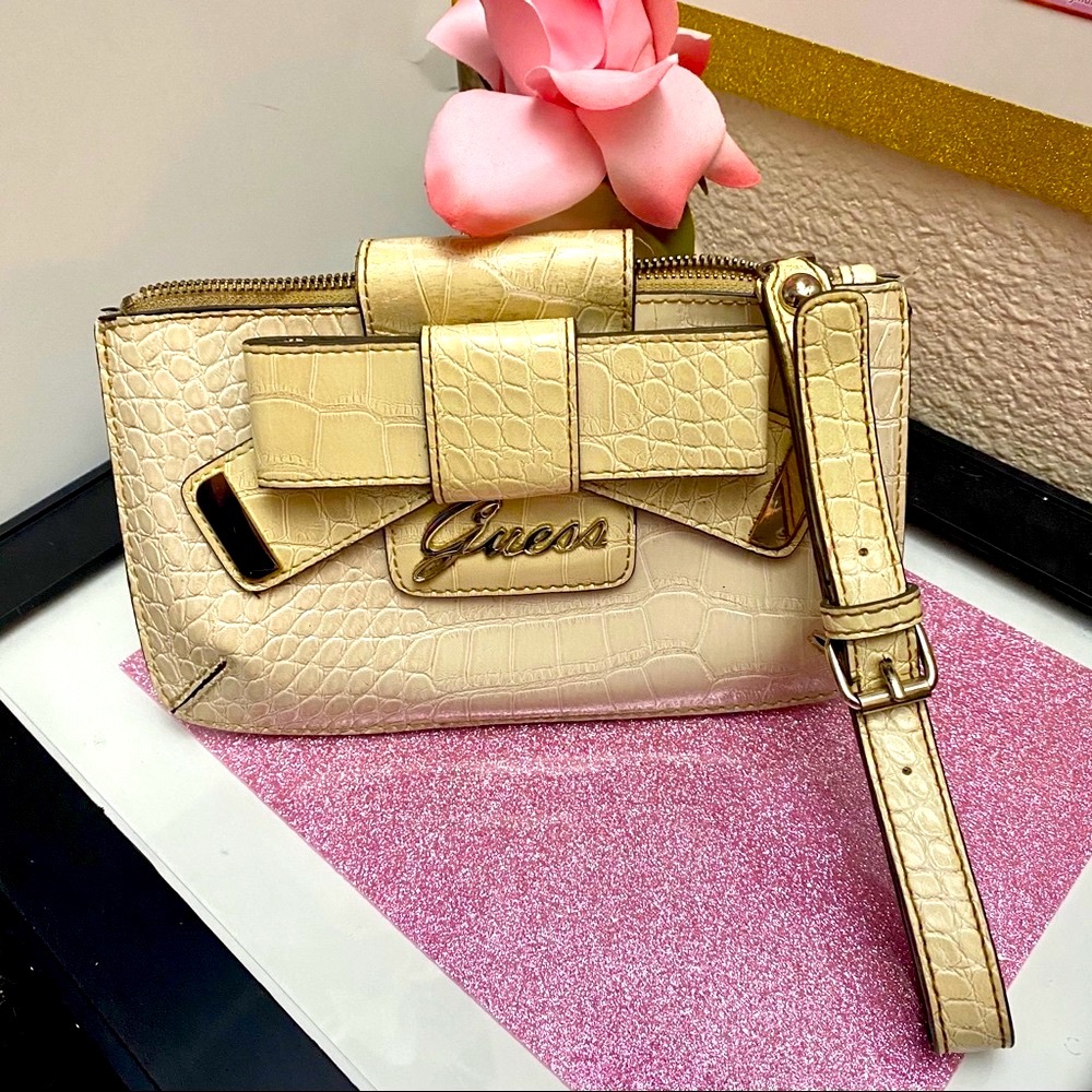 Original “ GUESS” wristlet / Wallet